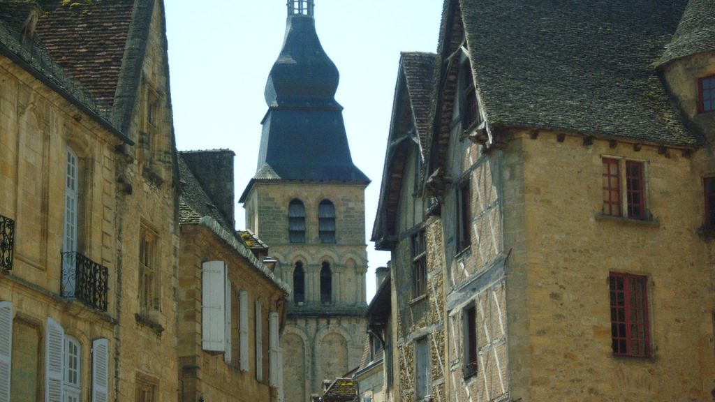 Séjourner à Sarlat : louez un chalet en bois pour le côté nature !